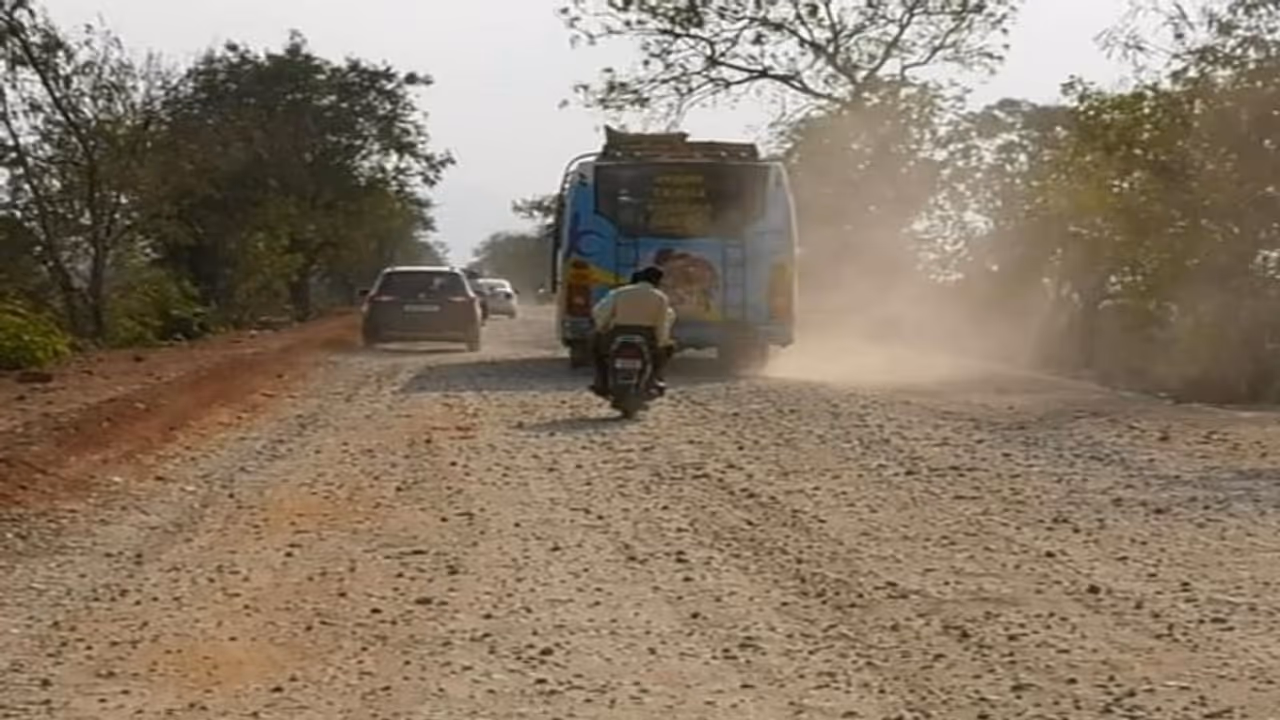 ಚಾಮರಾಜನಗರ: ಮಹದೇಶ್ವರ ಬೆಟ್ಟದ ರಸ್ತೆ ಕಾಮಗಾರಿ ಸ್ಥಗಿತ, ಮಾದಪ್ಪನ ಭಕ್ತರಿಗೆ ಧೂಳಿನ ಗೋಳು..!