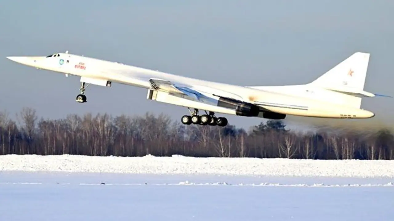 Russia's Vladimir Putin flies in new Tu 160M, one of world's most lethal long range strategic bombers (WATCH)