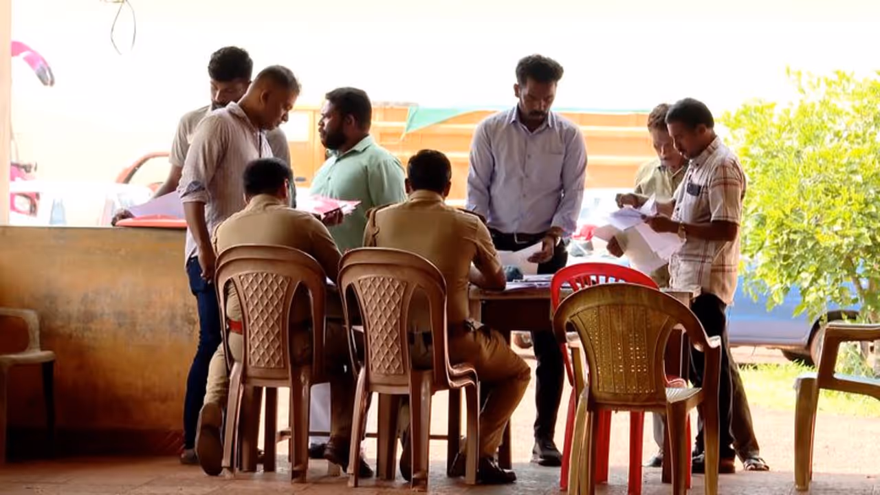 ആർസിയും ലൈസൻസും അച്ചടിക്കാൻ പണമില്ലാത്ത മോട്ടോർ വാഹന വകുപ്പിന് അടുത്ത അടി; സേവനങ്ങൾ നിർത്തുകയാണെന്ന് സി ഡിറ്റ് ആർസിയും ലൈസൻസും അച്ചടിക്കാൻ പണമില്ലാത്ത മോട്ടോർ വാഹന വകുപ്പിന് അടുത്ത അടി; സേവനങ്ങൾ നിർത്തുകയാണെന്ന് സി ഡിറ്റ്