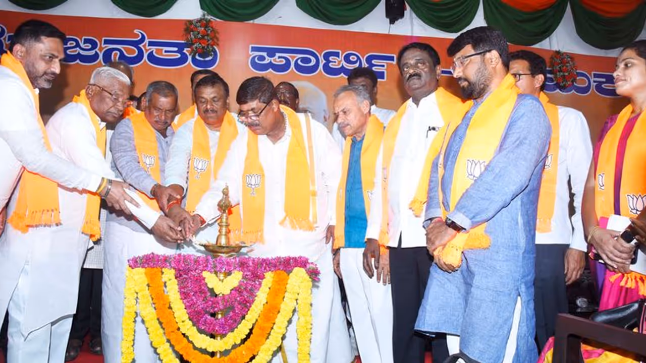 ಮತ್ತೊಮ್ಮೆ ಮೋದಿ ಸರ್ಕಾರಕ್ಕ ಎಲ್ಲರೂ ಶ್ರಮಿಸಿ : ಮಾಧುಸ್ವಾಮಿ ಮತ್ತೊಮ್ಮೆ ಮೋದಿ ಸರ್ಕಾರಕ್ಕ ಎಲ್ಲರೂ ಶ್ರಮಿಸಿ : ಮಾಧುಸ್ವಾಮಿ