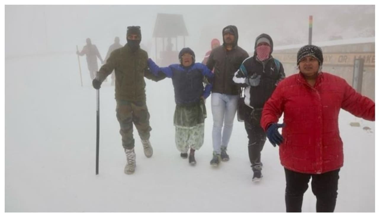 നാഥുലാമില് നിന്ന് 175 വാഹങ്ങളിലായി കുടുങ്ങിയ 500 പേരെ സൈന്യം രക്ഷപ്പെടുത്തി നാഥുലാമില് നിന്ന് 175 വാഹങ്ങളിലായി കുടുങ്ങിയ 500 പേരെ സൈന്യം രക്ഷപ്പെടുത്തി