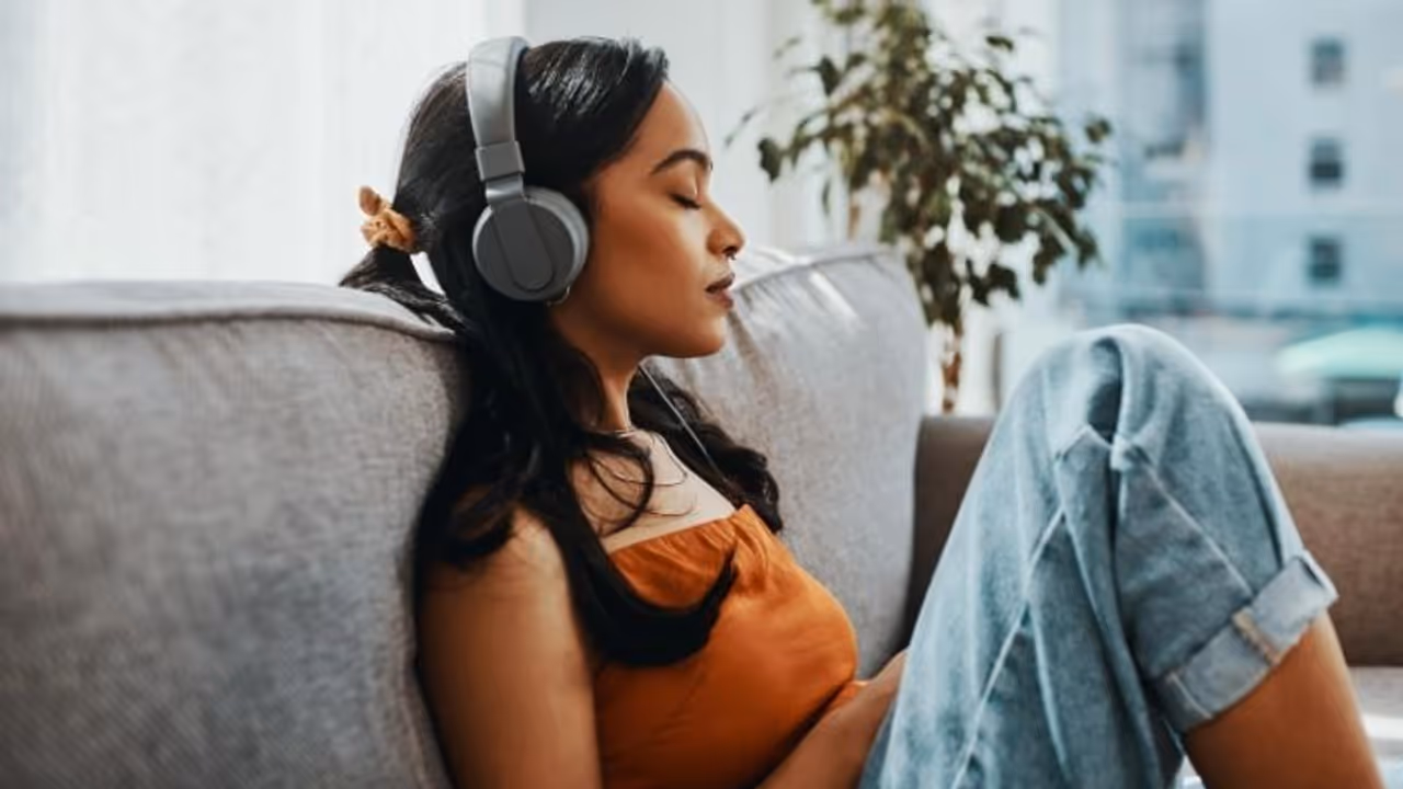 രാവിലെ ഉറക്കമെഴുന്നേറ്റ ശേഷം പാട്ട് കേള്‍ക്കുന്നത് പതിവാക്കൂ; ഇതുകൊണ്ടുള്ള ഉപകാരം...