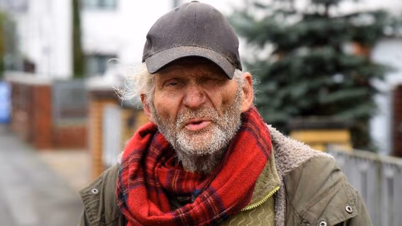 7 വീടുകൾ, 2 അപാർട്‍മെന്റ്, എന്നിട്ടും കോടീശ്വരൻ ഭക്ഷണം കണ്ടെത്തുന്നത് ചവറ്റുകുട്ടയിൽ നിന്നും