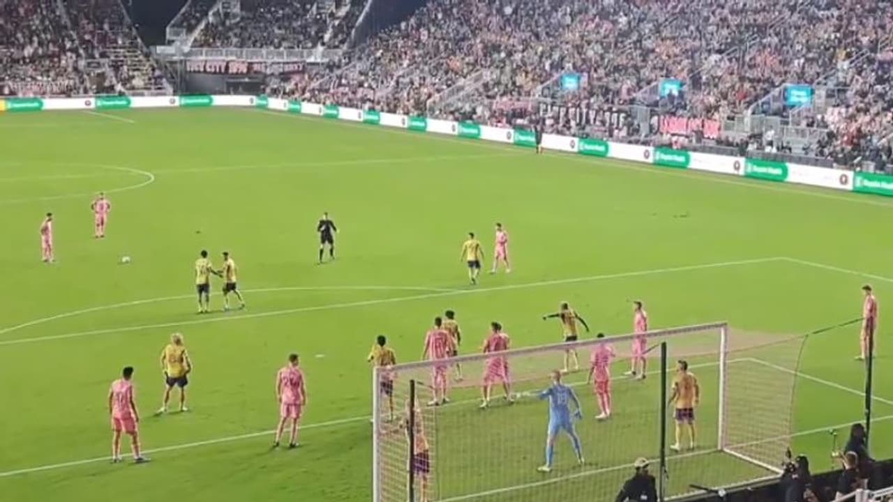 മെസിയുടെ മഴവില് ഫ്രീ കിക്ക് ഗോളാവുന്നത് തടയാന് ഒടുവില് എതിരാളികള് കണ്ടെത്തിയ വഴി മെസിയുടെ മഴവില് ഫ്രീ കിക്ക് ഗോളാവുന്നത് തടയാന് ഒടുവില് എതിരാളികള് കണ്ടെത്തിയ വഴി