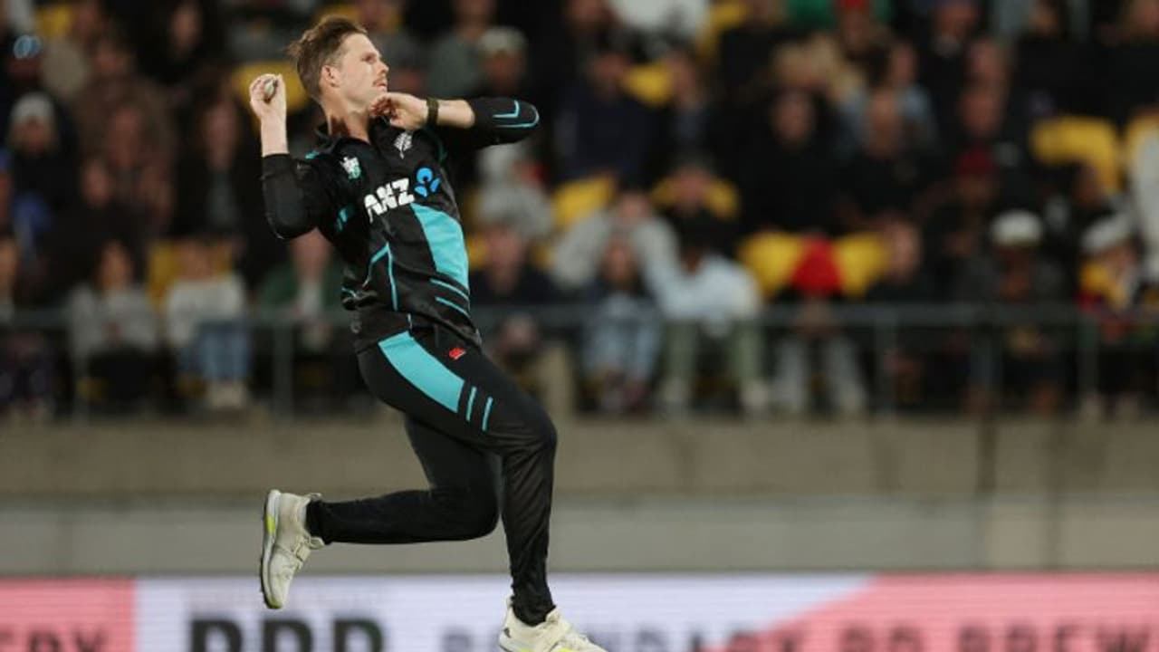 വമ്പനടികളോടെ ഓസീസ് തുടങ്ങി! പിന്നീട് എറിഞ്ഞുപിടിച്ച് കിവീസ്; ലോക്കി ഫെര്ഗുസണ് നാല് വിക്കറ്റ് വമ്പനടികളോടെ ഓസീസ് തുടങ്ങി! പിന്നീട് എറിഞ്ഞുപിടിച്ച് കിവീസ്; ലോക്കി ഫെര്ഗുസണ് നാല് വിക്കറ്റ്