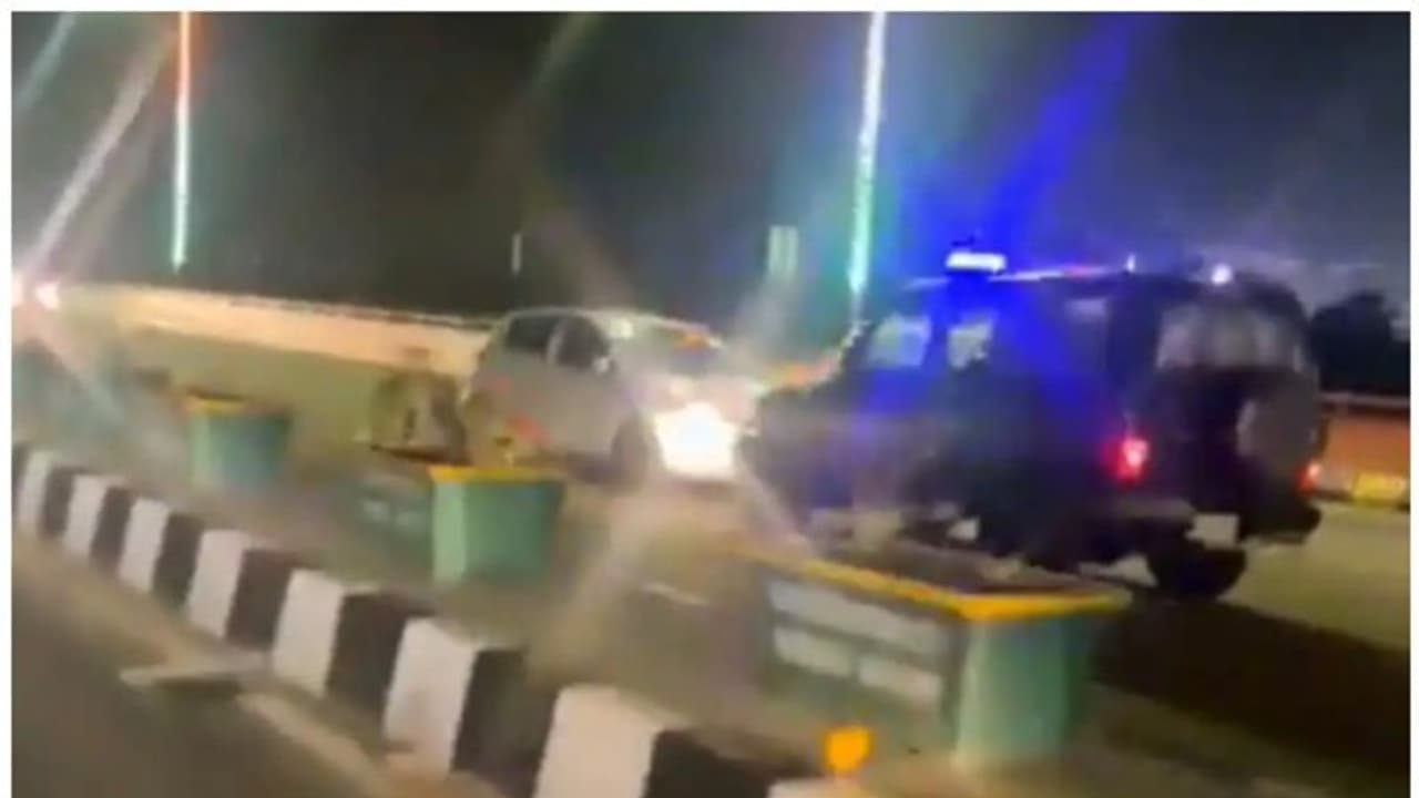 തൊട്ടുമുന്നിൽ പൊലീസിനെ കണ്ട് അതേവേഗത്തിൽ റിവേഴ്സ്; 2 കിലോമീറ്റർ പിന്തുടർന്ന് ഒടുവിൽ തോൽവി സമ്മതിച്ച് പൊലീസും