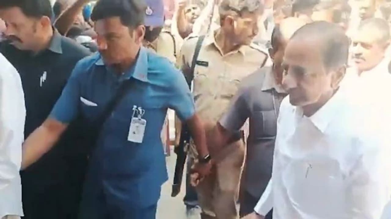 రోడ్డు ప్రమాదంలో లాస్యనందిత మృతి: నివాళులర్పించిన కేసీఆర్ రోడ్డు ప్రమాదంలో లాస్యనందిత మృతి: నివాళులర్పించిన కేసీఆర్