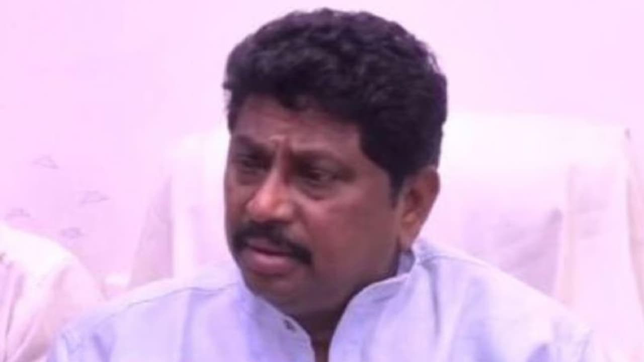 பிரபல நடிகை விஷயத்தில் அந்தர் பல்டி அடித்து சர்ச்சை பேச்சுக்கு மன்னிப்பு கேட்ட ஏ.வி. ராஜு!!