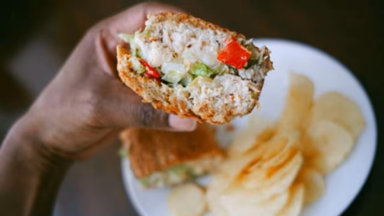 ഒരു തുള്ളിയില്ല മനുഷ്യത്വം; കാൻ്റീനിൽ ബാക്കിവന്ന സാൻഡ്വിച്ച് എടുത്തു, ശുചീകരണത്തൊഴിലാളിയോട് കമ്പനി ചെയ്തത് ഒരു തുള്ളിയില്ല മനുഷ്യത്വം; കാൻ്റീനിൽ ബാക്കിവന്ന സാൻഡ്വിച്ച് എടുത്തു, ശുചീകരണത്തൊഴിലാളിയോട് കമ്പനി ചെയ്തത്