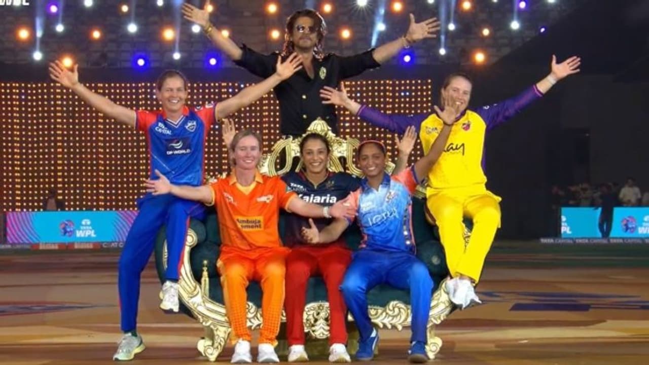 WPL Opening Ceremony: பிரம்மாண்டமாக தொடங்கிய WPL – ராமையா வஸ்தாவய்யா பாடலுக்கு டான்ஸ் ஆடிய ஷாருக்கான்! WPL Opening Ceremony: பிரம்மாண்டமாக தொடங்கிய WPL – ராமையா வஸ்தாவய்யா பாடலுக்கு டான்ஸ் ஆடிய ஷாருக்கான்!