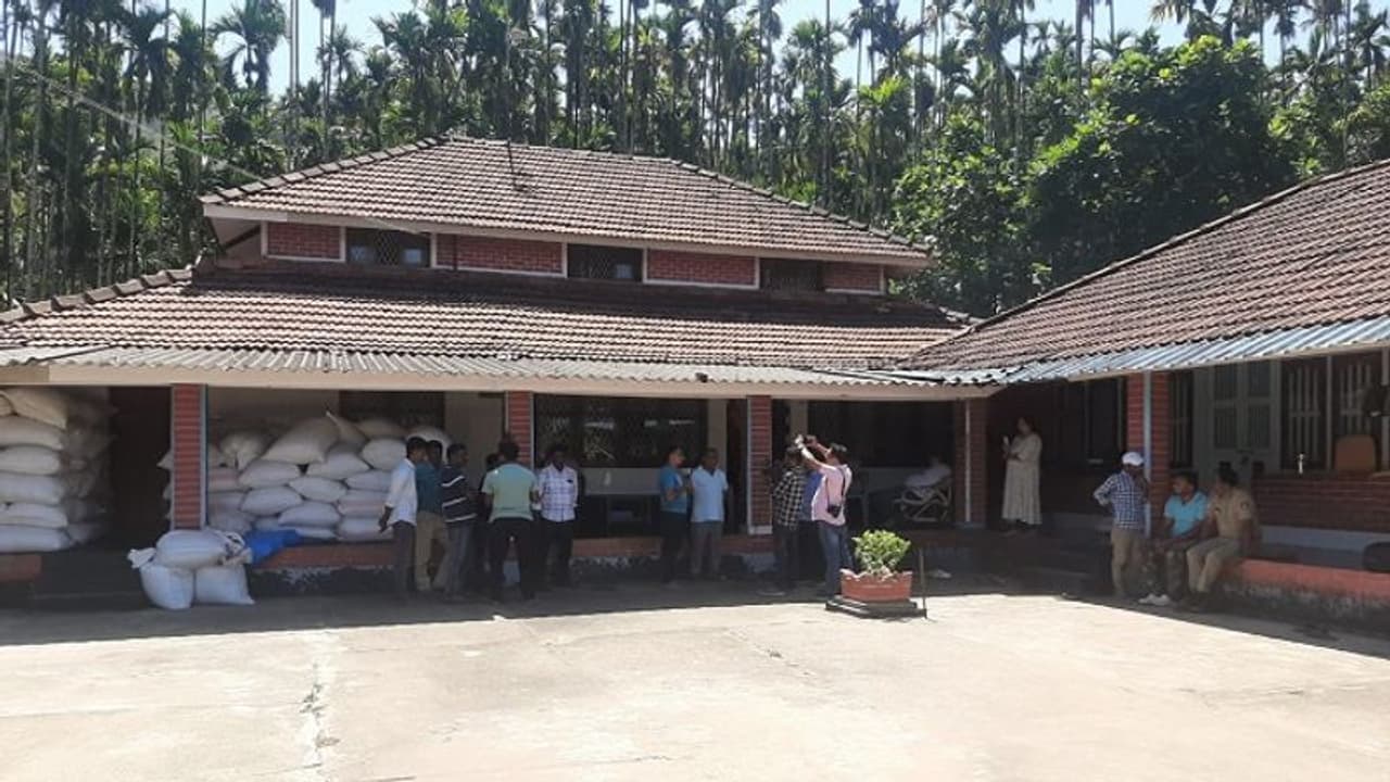 ಚಿಕ್ಕಮಗಳೂರು: ತೋಟದ ಮನೆ ದರೋಡೆ ಪ್ರಕರಣ, ಐವರ ಬಂಧನ ಚಿಕ್ಕಮಗಳೂರು: ತೋಟದ ಮನೆ ದರೋಡೆ ಪ್ರಕರಣ, ಐವರ ಬಂಧನ