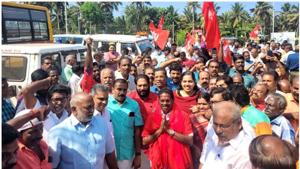 ഹാട്രിക്ക് അടിച്ച് കോട്ടയാക്കി മാറ്റിയ അക്കൗണ്ടിനും അപ്രതീക്ഷിത പൂട്ട്; വിശ്വസിക്കാനാകാതെ തലസ്ഥാനത്തെ ബിജെപി ഹാട്രിക്ക് അടിച്ച് കോട്ടയാക്കി മാറ്റിയ അക്കൗണ്ടിനും അപ്രതീക്ഷിത പൂട്ട്; വിശ്വസിക്കാനാകാതെ തലസ്ഥാനത്തെ ബിജെപി