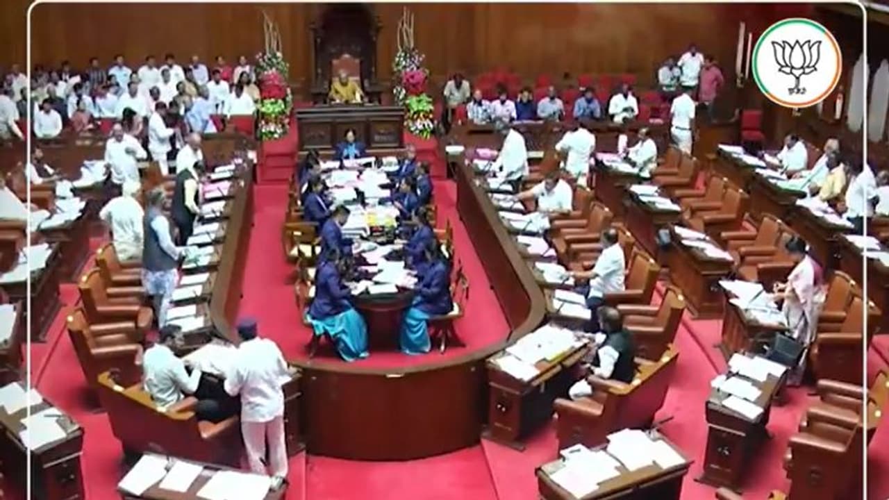 ಕಾಂಗ್ರೆಸ್ ಸರ್ಕಾರಕ್ಕೆ ಪರಿಷತ್ನಲ್ಲಿ ಮುಜುಗರ, ಹಿಂದೂ ಧಾರ್ಮಿಕ ದತ್ತಿ ಬಿಲ್ ತಿರಸ್ಕೃತ! ಕಾಂಗ್ರೆಸ್ ಸರ್ಕಾರಕ್ಕೆ ಪರಿಷತ್ನಲ್ಲಿ ಮುಜುಗರ, ಹಿಂದೂ ಧಾರ್ಮಿಕ ದತ್ತಿ ಬಿಲ್ ತಿರಸ್ಕೃತ!