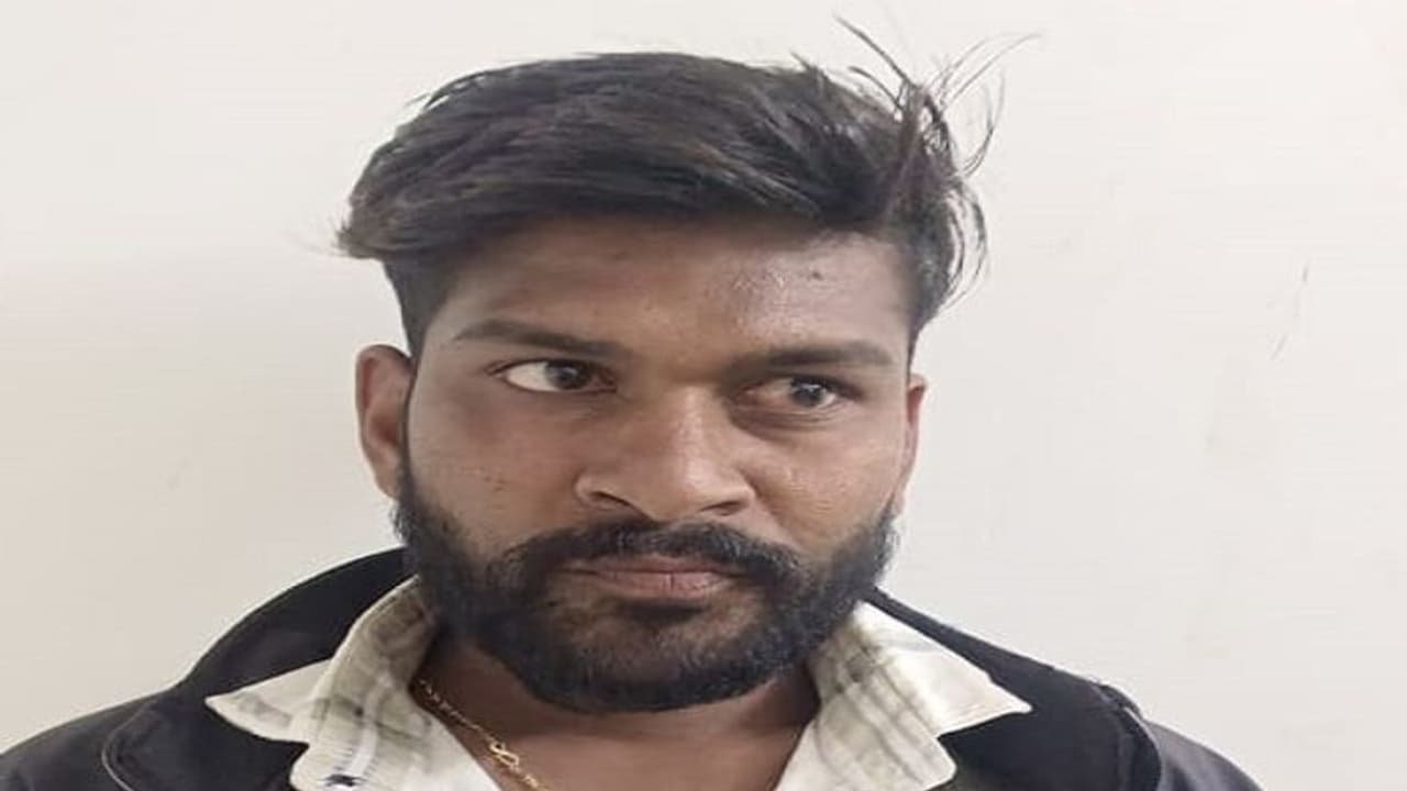 ಬೆಳಗಾವಿ: ಗೃಹಿಣಿ ಖಾಸಗಿ ಕ್ಷಣದ ವಿಡಿಯೋ ಹರಿಬಿಟ್ಟ ಪ್ರಿಯಕರನ ಸೆರೆ ಬೆಳಗಾವಿ: ಗೃಹಿಣಿ ಖಾಸಗಿ ಕ್ಷಣದ ವಿಡಿಯೋ ಹರಿಬಿಟ್ಟ ಪ್ರಿಯಕರನ ಸೆರೆ