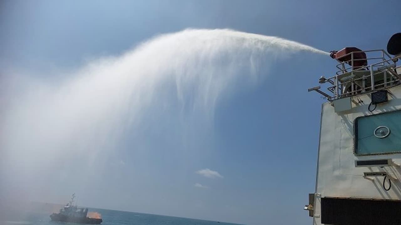 ಮಂಗಳೂರು: ಸಮುದ್ರದ ಮಧ್ಯೆ ನೌಕಾ ಪಡೆಯ ಮೈನವಿರೇಳಿಸುವ ಸಾಮರ್ಥ್ಯ ಪ್ರದರ್ಶನ ಮಂಗಳೂರು: ಸಮುದ್ರದ ಮಧ್ಯೆ ನೌಕಾ ಪಡೆಯ ಮೈನವಿರೇಳಿಸುವ ಸಾಮರ್ಥ್ಯ ಪ್ರದರ್ಶನ