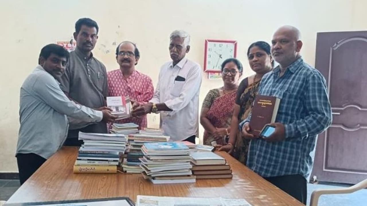 పుస్తక పఠనంతో వ్యక్తిత్వ వికాసం .. ముల్కనూరు ప్రజా గ్రంధాలయానికి 250 పుస్తకాల విరాళం.. పుస్తక పఠనంతో వ్యక్తిత్వ వికాసం .. ముల్కనూరు ప్రజా గ్రంధాలయానికి 250 పుస్తకాల విరాళం..