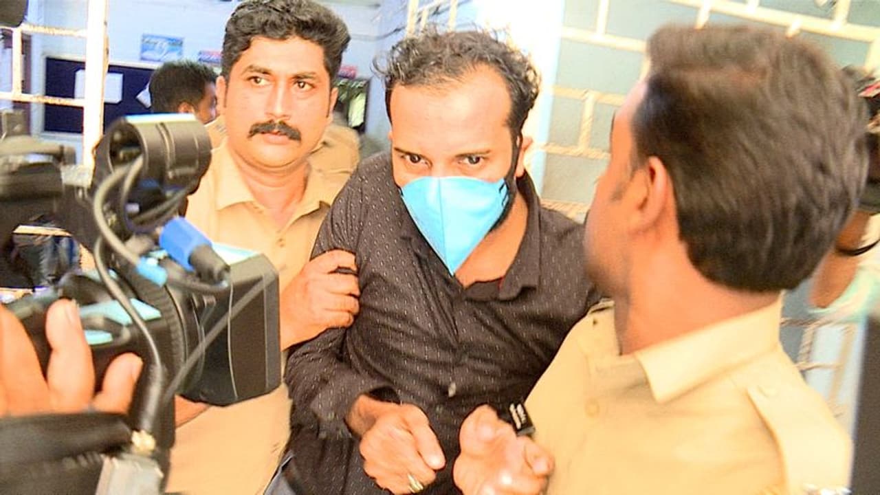 വീട്ടിലെ പ്രസവത്തിൽ മരണം; അക്യുപങ്ചർ ചികിത്സകനെ സ്റ്റേഷനിൽ വെച്ച് കൈയേറ്റം ചെയ്യാനൊരുങ്ങി യുവതിയുടെ ഭർത്താവ് വീട്ടിലെ പ്രസവത്തിൽ മരണം; അക്യുപങ്ചർ ചികിത്സകനെ സ്റ്റേഷനിൽ വെച്ച് കൈയേറ്റം ചെയ്യാനൊരുങ്ങി യുവതിയുടെ ഭർത്താവ്