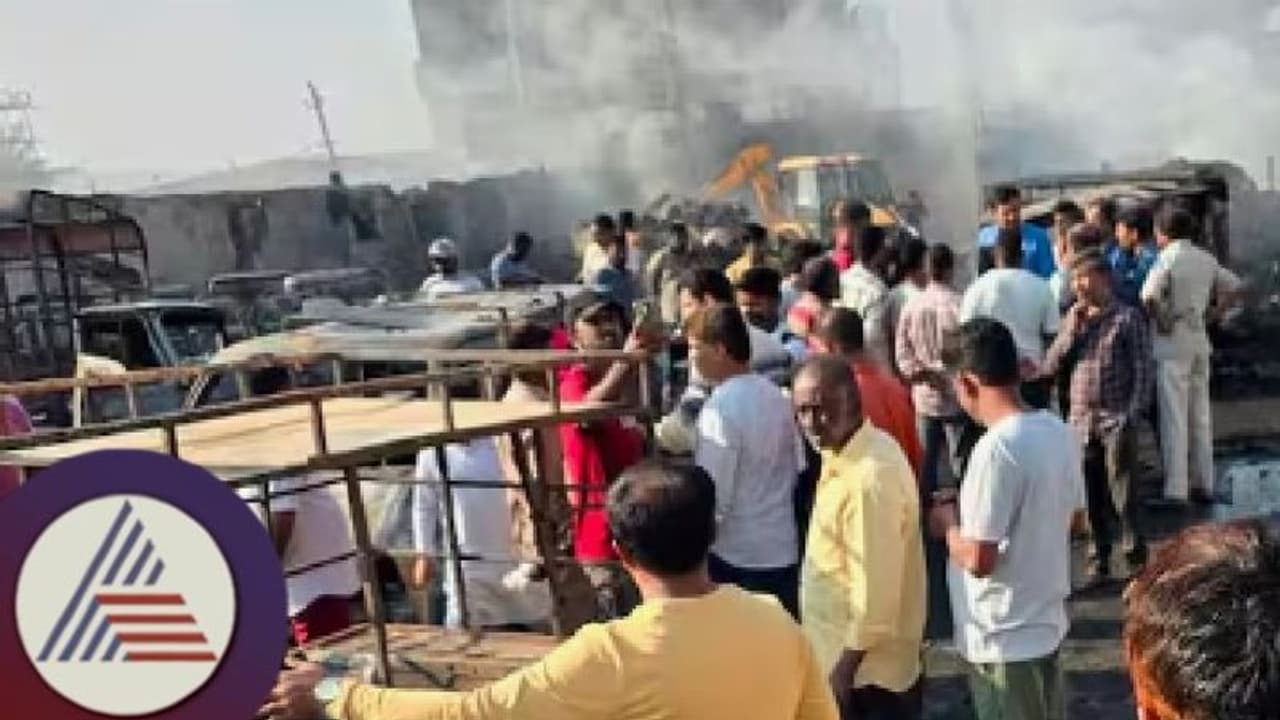 ಸಿಲಿಕಾನ್ ಸಿಟಿಯಲ್ಲಿ ನಿಲ್ಲದ ಅಗ್ನಿ ಅವಘಡ; ಆಕಸ್ಮಿಕ ಬೆಂಕಿಗೆ ಸುಟ್ಟು ಭಸ್ಮವಾದ 29 ಆಟೋಗಳು! ಸಿಲಿಕಾನ್ ಸಿಟಿಯಲ್ಲಿ ನಿಲ್ಲದ ಅಗ್ನಿ ಅವಘಡ; ಆಕಸ್ಮಿಕ ಬೆಂಕಿಗೆ ಸುಟ್ಟು ಭಸ್ಮವಾದ 29 ಆಟೋಗಳು!