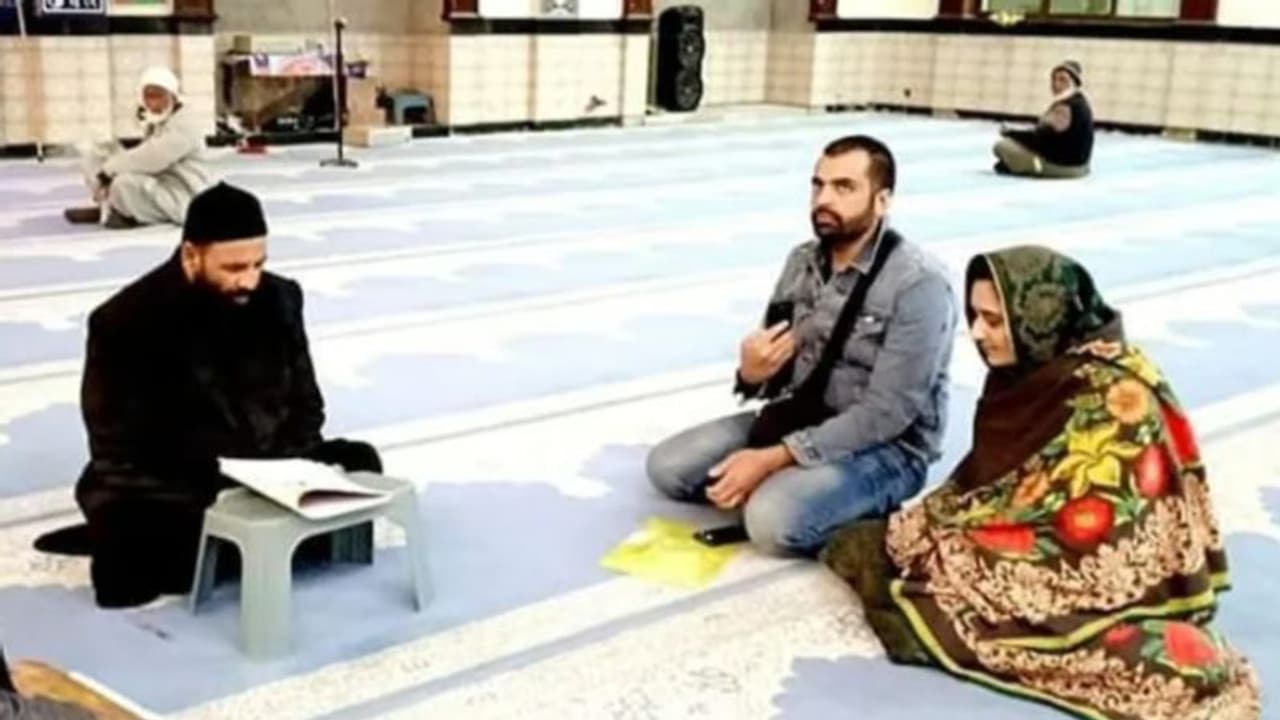 സൗഹൃദം പ്രണയമായി: പാക് യുവാവിനെ വിവാഹം കഴിച്ച് ഇന്ത്യന് വംശജ; 'പുതിയ പേര് സൈനബ' സൗഹൃദം പ്രണയമായി: പാക് യുവാവിനെ വിവാഹം കഴിച്ച് ഇന്ത്യന് വംശജ; 'പുതിയ പേര് സൈനബ'