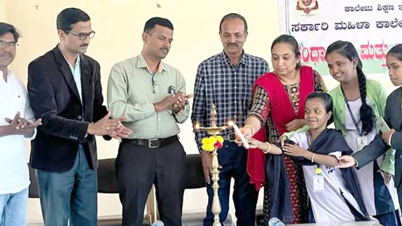 ಕಲಿಕೆ ಅನ್ನುವುದು ವಿದ್ಯಾರ್ಥಿಗಳಿಗೆ ಅಂಗೈಯಲ್ಲಿ ಶಿಕ್ಷಣ ದೊರಕುವಂತಾಗಿದೆ : ಡಾ.ಜಯಕುಮಾರ್ ಕಲಿಕೆ ಅನ್ನುವುದು ವಿದ್ಯಾರ್ಥಿಗಳಿಗೆ ಅಂಗೈಯಲ್ಲಿ ಶಿಕ್ಷಣ ದೊರಕುವಂತಾಗಿದೆ : ಡಾ.ಜಯಕುಮಾರ್