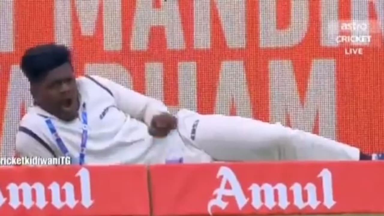 ജോ റൂട്ടിന്റെ ബാസ്ബോൾ ശരിക്കും ബോറടിച്ചു, ബൗണ്ടറിക്ക് പുറത്ത് ഉറക്കംതൂങ്ങി ബോള് ബോയ് ജോ റൂട്ടിന്റെ ബാസ്ബോൾ ശരിക്കും ബോറടിച്ചു, ബൗണ്ടറിക്ക് പുറത്ത് ഉറക്കംതൂങ്ങി ബോള് ബോയ്