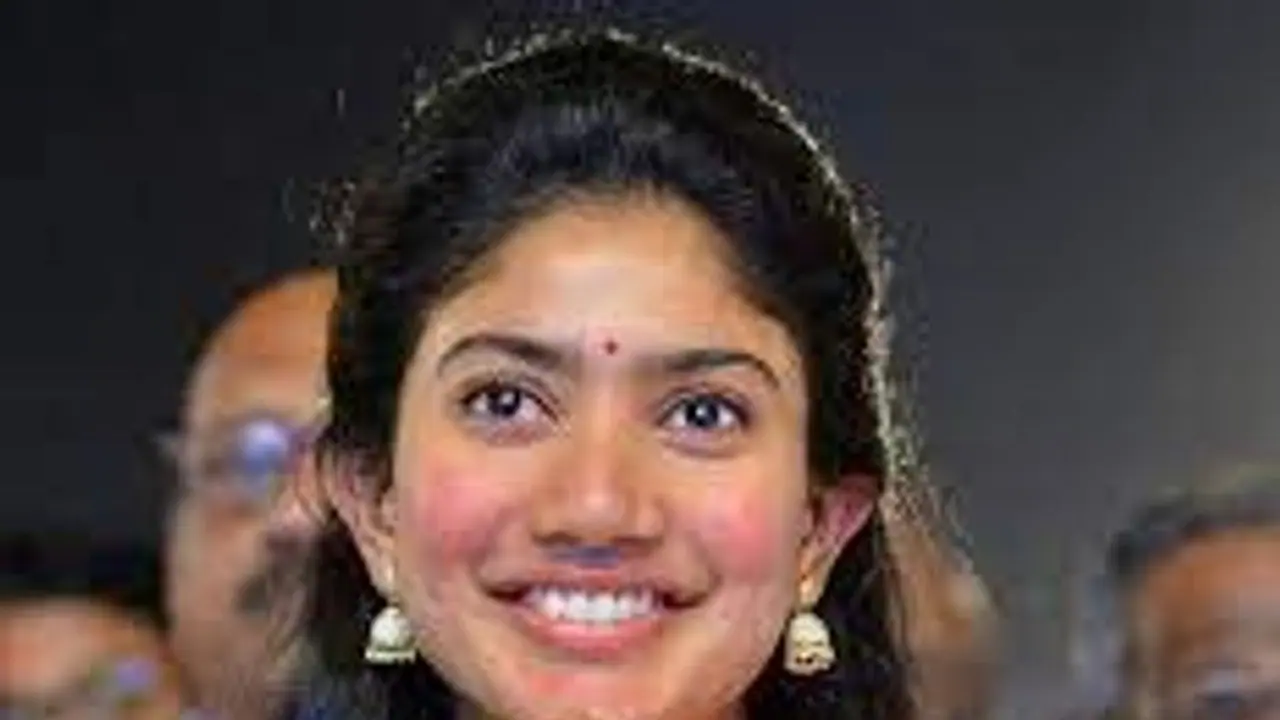 #Saipallavi:భారీ రేటుకు నెట్ ప్లిక్స్ కు సాయి పల్లవి ఫిల్మ్,వివాదమే కలిసొచ్చిందా? #Saipallavi:భారీ రేటుకు నెట్ ప్లిక్స్ కు సాయి పల్లవి ఫిల్మ్,వివాదమే కలిసొచ్చిందా?