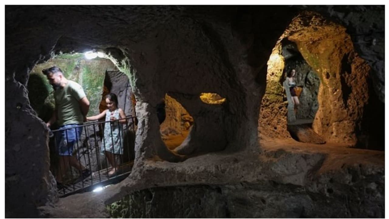 കാണാതായ കോഴികളെ അന്വേഷിച്ച് പോയി; ഒടുവില് കണ്ടെത്തിയത് അതിപുരാതന ഭൂഗര്ഭ നഗരം ! കാണാതായ കോഴികളെ അന്വേഷിച്ച് പോയി; ഒടുവില് കണ്ടെത്തിയത് അതിപുരാതന ഭൂഗര്ഭ നഗരം !