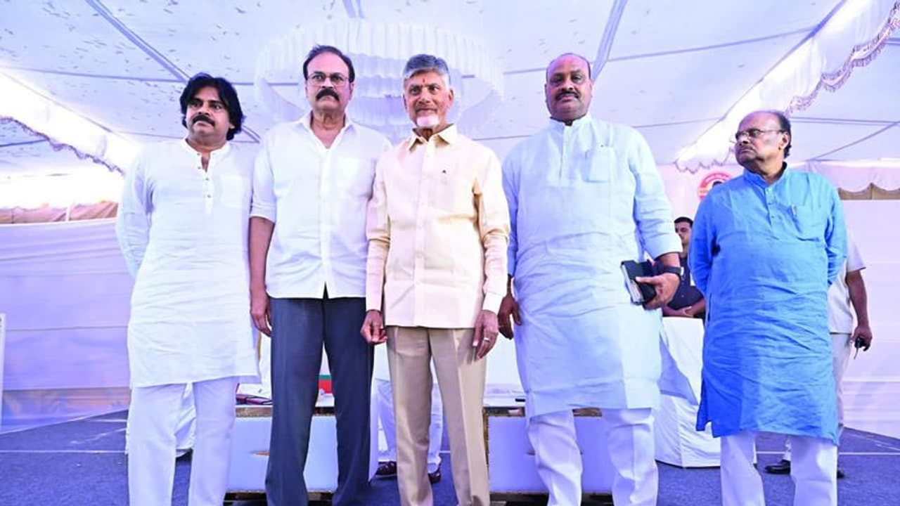 టీడీపీ జనసేన తొలి జాబితా: 14 మంది మహిళలు, 23 మంది కొత్తవాళ్లకు చోటు టీడీపీ జనసేన తొలి జాబితా: 14 మంది మహిళలు, 23 మంది కొత్తవాళ్లకు చోటు