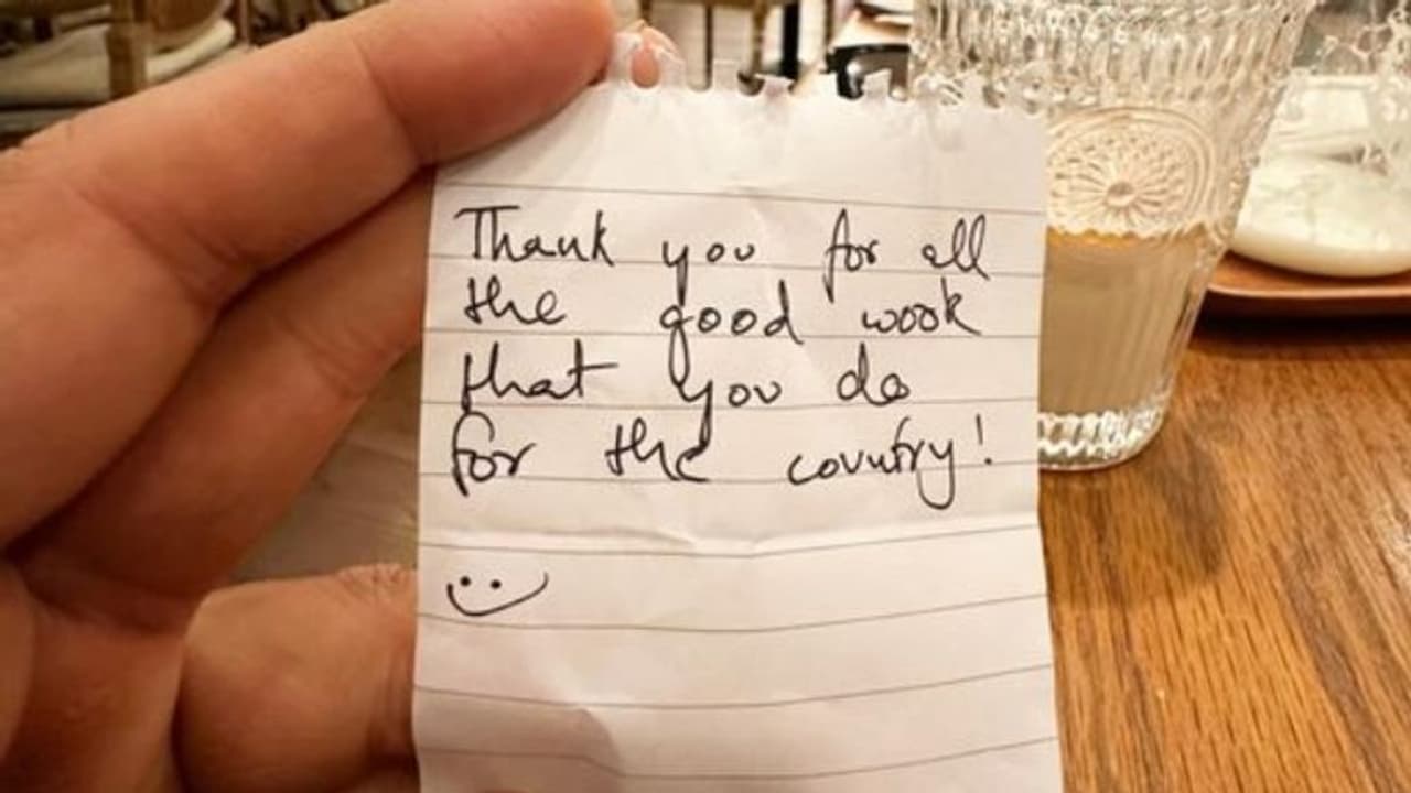 ബോളിവുഡ് താരത്തിന് അജ്ഞാതന്റെ 'സര്പ്രൈസ്'; നന്ദിയും സ്നേഹവും അറിയിച്ച് താരം ബോളിവുഡ് താരത്തിന് അജ്ഞാതന്റെ 'സര്പ്രൈസ്'; നന്ദിയും സ്നേഹവും അറിയിച്ച് താരം