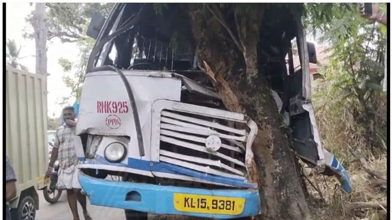 കെഎസ്ആർടിസി ബസ് നിയന്ത്രണം തെറ്റി മരത്തിലേക്ക് ഇടിച്ച് കയറി; 13 പേര്ക്ക് പരിക്കേറ്റു കെഎസ്ആർടിസി ബസ് നിയന്ത്രണം തെറ്റി മരത്തിലേക്ക് ഇടിച്ച് കയറി; 13 പേര്ക്ക് പരിക്കേറ്റു