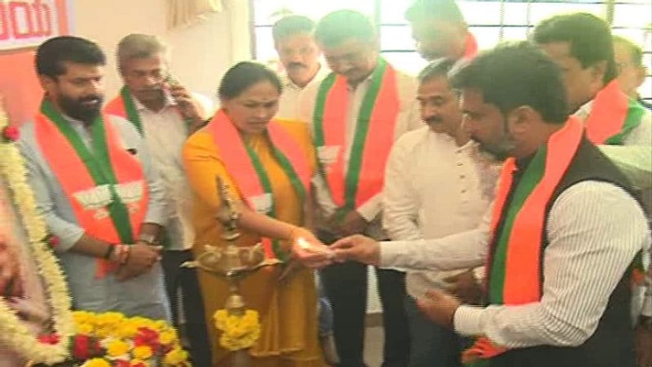 ಗೋ ಬ್ಯಾಕ್ ಶೋಭಾ, ರಾಜಕಾರಣದಲ್ಲಿ ಇದೆಲ್ಲ ಇರುವಂತದ್ದೆ, ಫೇಸ್ ಮಾಡ್ತೇನೆ: ಸಚಿವೆ ಕರಂದ್ಲಾಜೆ ಗೋ ಬ್ಯಾಕ್ ಶೋಭಾ, ರಾಜಕಾರಣದಲ್ಲಿ ಇದೆಲ್ಲ ಇರುವಂತದ್ದೆ, ಫೇಸ್ ಮಾಡ್ತೇನೆ: ಸಚಿವೆ ಕರಂದ್ಲಾಜೆ