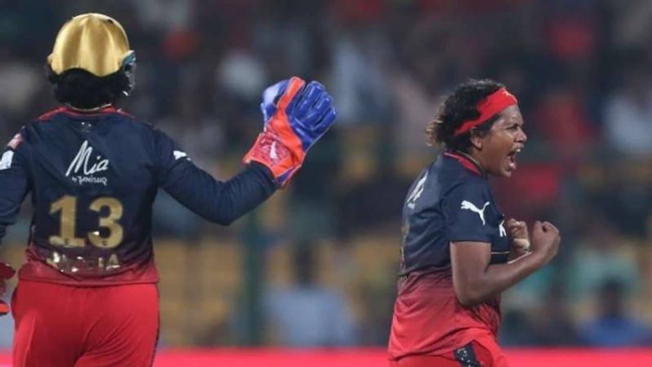 വീണ്ടും മലയാളി കൊടുങ്കാറ്റ്! ശോഭന ആശക്ക് 5 വിക്കറ്റ്; യുപി വാരിയേഴ്സ് ചാരം, ആര്സിബിക്ക് ത്രില്ലര് ജയം വീണ്ടും മലയാളി കൊടുങ്കാറ്റ്! ശോഭന ആശക്ക് 5 വിക്കറ്റ്; യുപി വാരിയേഴ്സ് ചാരം, ആര്സിബിക്ക് ത്രില്ലര് ജയം