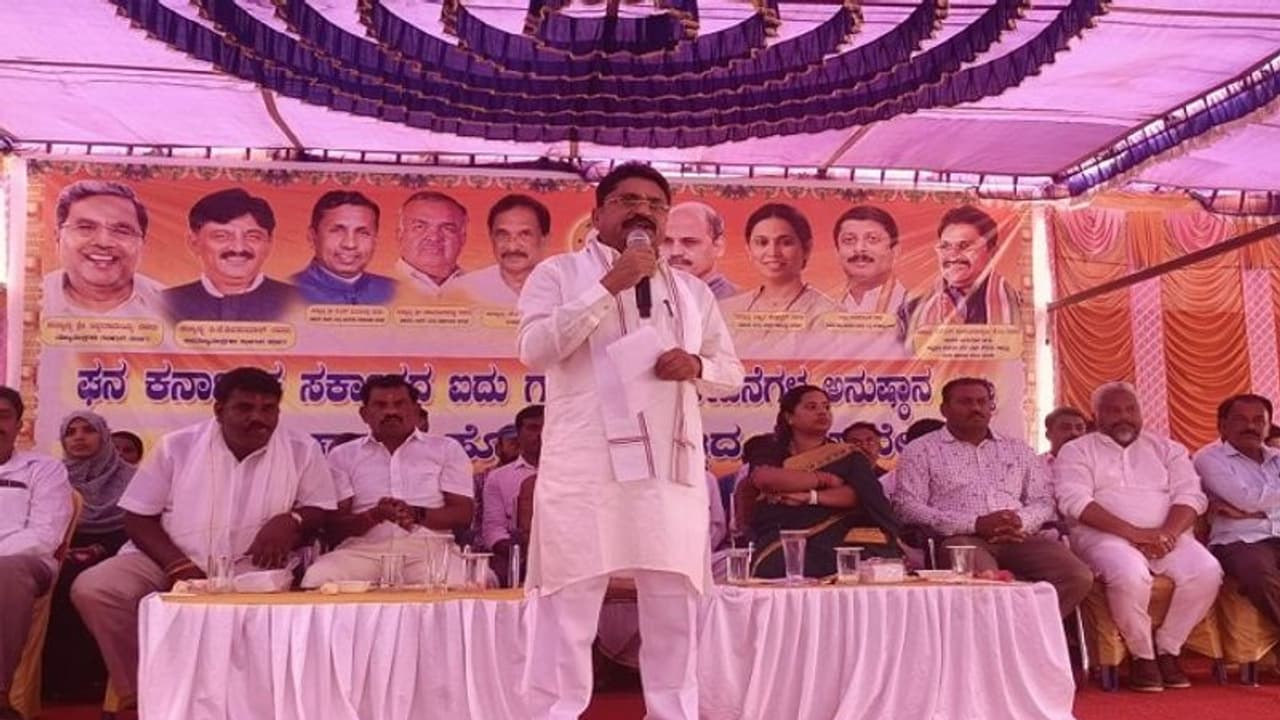 ಗ್ಯಾರಂಟಿ ಮುಂದುವರಿಸಲು ಕಾಂಗ್ರೆಸ್ಗೆ ಬೆಂಬಲಿಸಿ: ಶಾಸಕ ನಾರಾಯಣಸ್ವಾಮಿ ಗ್ಯಾರಂಟಿ ಮುಂದುವರಿಸಲು ಕಾಂಗ್ರೆಸ್ಗೆ ಬೆಂಬಲಿಸಿ: ಶಾಸಕ ನಾರಾಯಣಸ್ವಾಮಿ