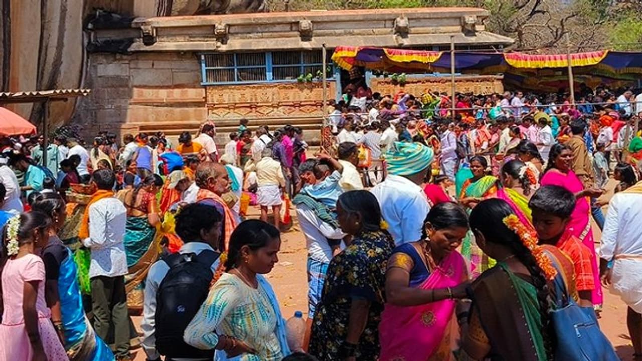 ಭಾರತ ಹುಣ್ಣಿಮೆ: ರೇಣುಕಾಂಬೆ ದರ್ಶನಕ್ಕೆ ಭಕ್ತರ ದಂಡು..!