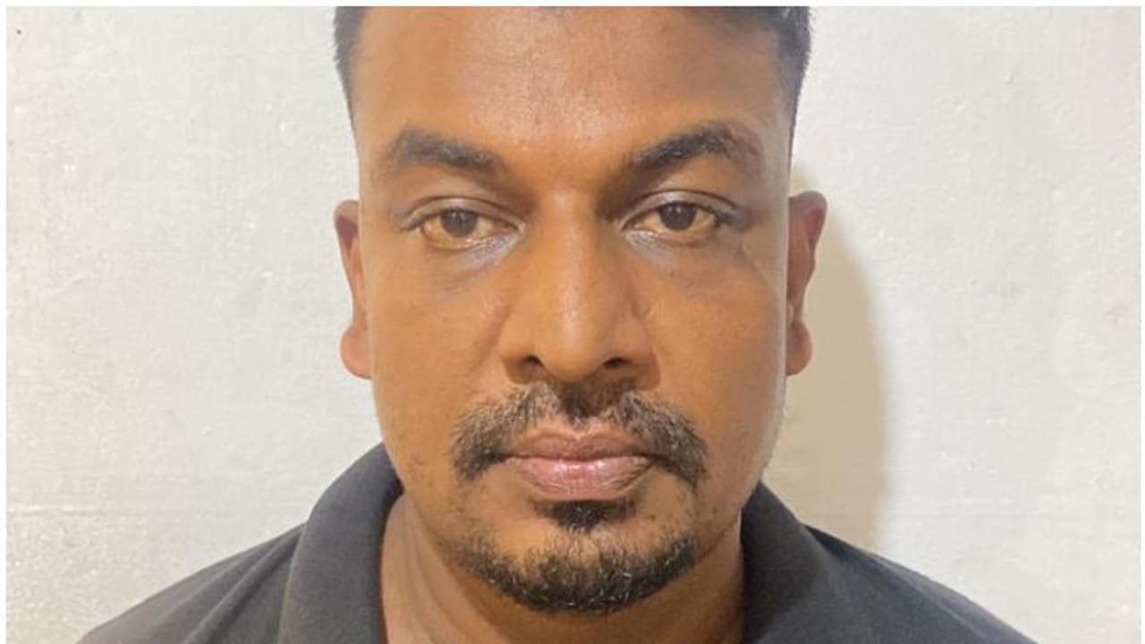 പക തീർക്കാൻ 26 കാരൻ രാത്രി കോഴിക്കോട്ടെ ബ്യൂട്ടി പാർലറിലെത്തി, പരാക്രമം; മൊബൈലും സിസിടിവിയും കുടുക്കി പക തീർക്കാൻ 26 കാരൻ രാത്രി കോഴിക്കോട്ടെ ബ്യൂട്ടി പാർലറിലെത്തി, പരാക്രമം; മൊബൈലും സിസിടിവിയും കുടുക്കി