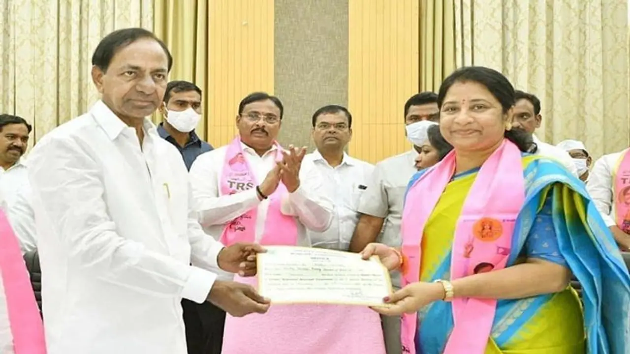 కాంగ్రెస్లోకి: జీహెచ్ఎంసీ డిప్యూటీ మేయర్ శ్రీలత బీఆర్ఎస్కు రాజీనామా కాంగ్రెస్లోకి: జీహెచ్ఎంసీ డిప్యూటీ మేయర్ శ్రీలత బీఆర్ఎస్కు రాజీనామా