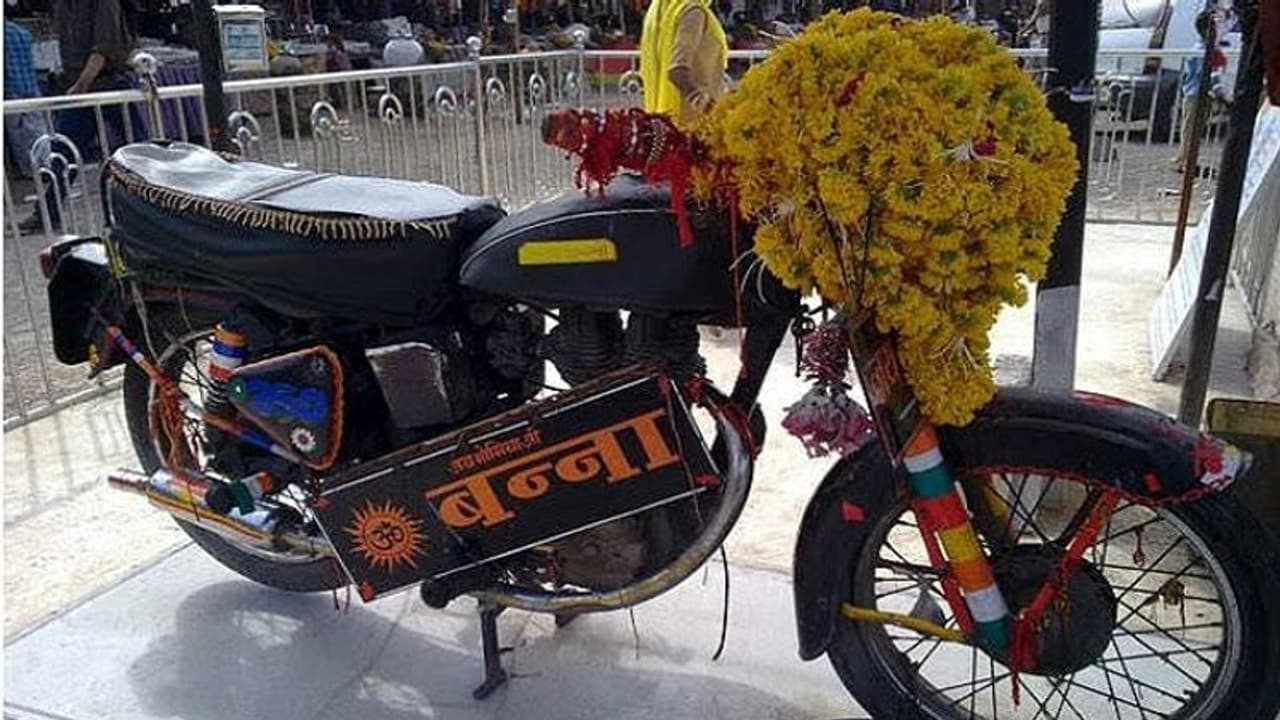 బుల్లెట్ కు గుడి కట్టి పూజలు: ఎందుకో తెలుసా? బుల్లెట్ కు గుడి కట్టి పూజలు: ఎందుకో తెలుసా?