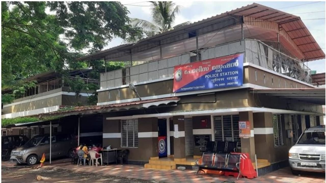 തിരുവല്ലയിൽ നിന്നും കാണാതായ പെൺകുട്ടിയെ കണ്ടെത്തി, പൊലീസ് സ്റ്റേഷനിൽ ഹാജരായി; തൃശൂർ സ്വദേശികളായ 2 പേർ പിടിയിൽ