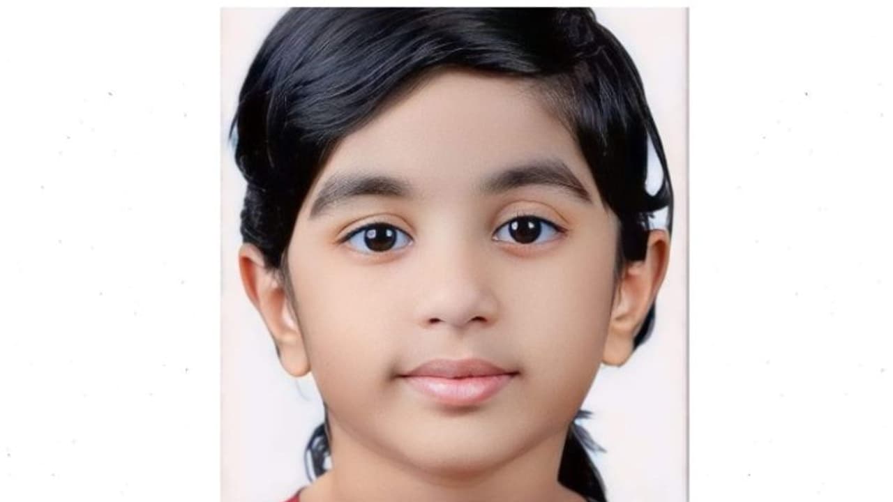 അവധി കഴിഞ്ഞ് നാട്ടിൽ നിന്ന് വരുന്നതിനിടെ വാഹനാപകടം; യുഎഇയിൽ അഞ്ച് വയസുകാരി മരിച്ചു അവധി കഴിഞ്ഞ് നാട്ടിൽ നിന്ന് വരുന്നതിനിടെ വാഹനാപകടം; യുഎഇയിൽ അഞ്ച് വയസുകാരി മരിച്ചു