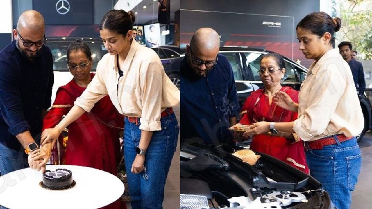 కాస్ట్లీ కారు కొన్న ప్రియమణి, వైరల్ అవుతున్న ఫోటోస్.. ధర ఎంతంటే..? కాస్ట్లీ కారు కొన్న ప్రియమణి, వైరల్ అవుతున్న ఫోటోస్.. ధర ఎంతంటే..?