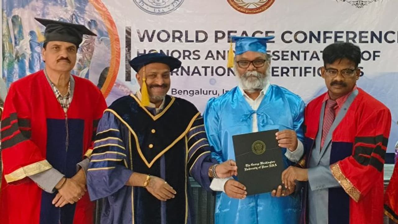 `మనసంతా నువ్వే` దర్శకుడికి అమెరికన్ డాక్టరేట్.. `మనసంతా నువ్వే` దర్శకుడికి అమెరికన్ డాక్టరేట్..