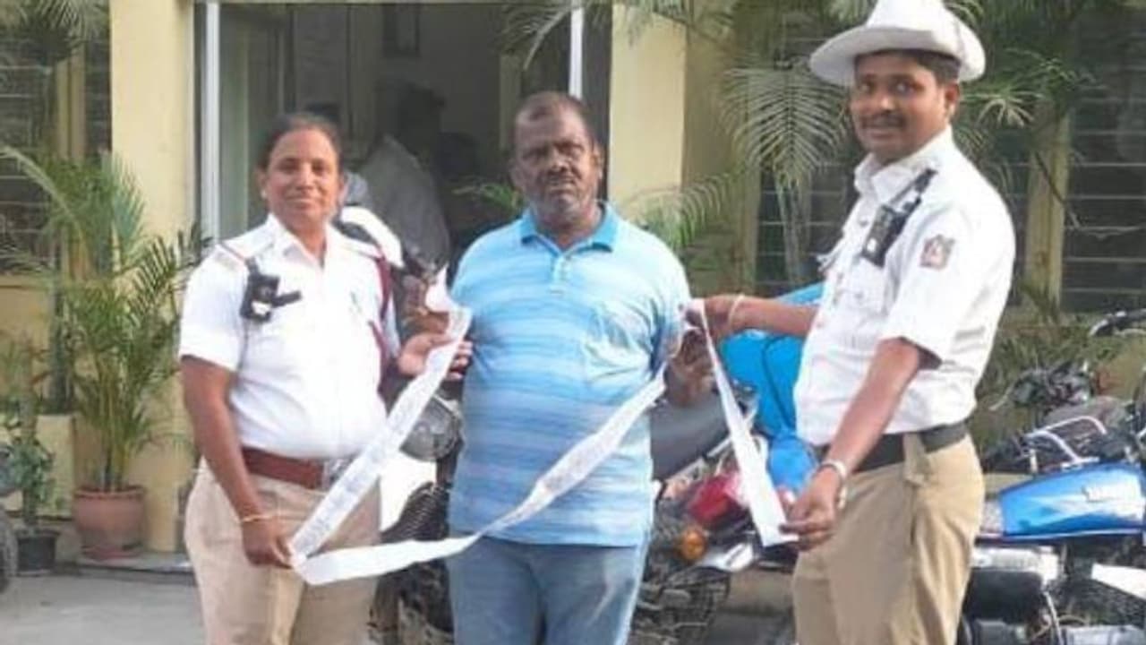 49,000 രൂപ ട്രാഫിക് പിഴ, പൊലീസുകാരുടെ കൂടെ ഫോട്ടോ, വാഹനഉടമയുടെ ചിത്രം വൈറൽ 49,000 രൂപ ട്രാഫിക് പിഴ, പൊലീസുകാരുടെ കൂടെ ഫോട്ടോ, വാഹനഉടമയുടെ ചിത്രം വൈറൽ