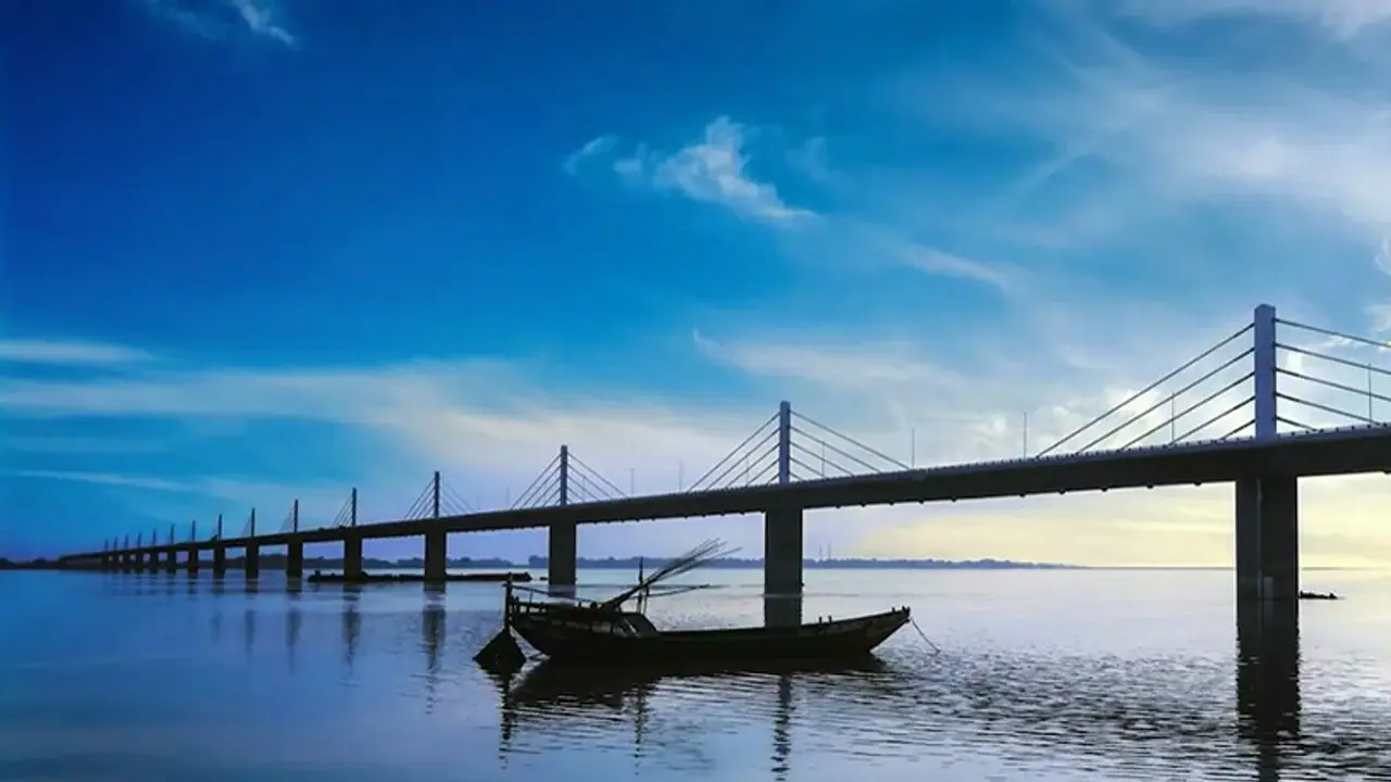 కుంగిన గామన్ బ్రిడ్జి: వాహనాల రాకపోకల నిలిపివేత కుంగిన గామన్ బ్రిడ్జి: వాహనాల రాకపోకల నిలిపివేత