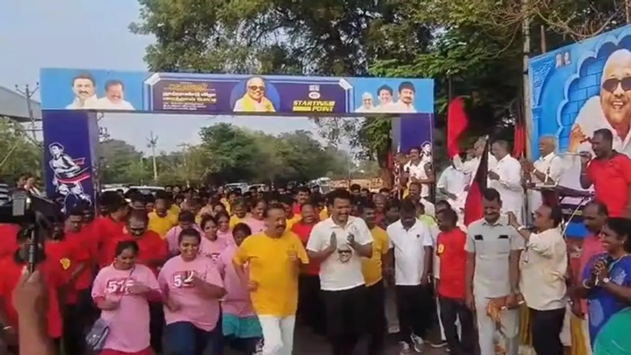 இளைஞர்களுடன் உற்சாகமாக மராத்தான் ஓடிய அமைச்சர் அன்பில் மகேஷ், பொன்முடி! இளைஞர்களுடன் உற்சாகமாக மராத்தான் ஓடிய அமைச்சர் அன்பில் மகேஷ், பொன்முடி!