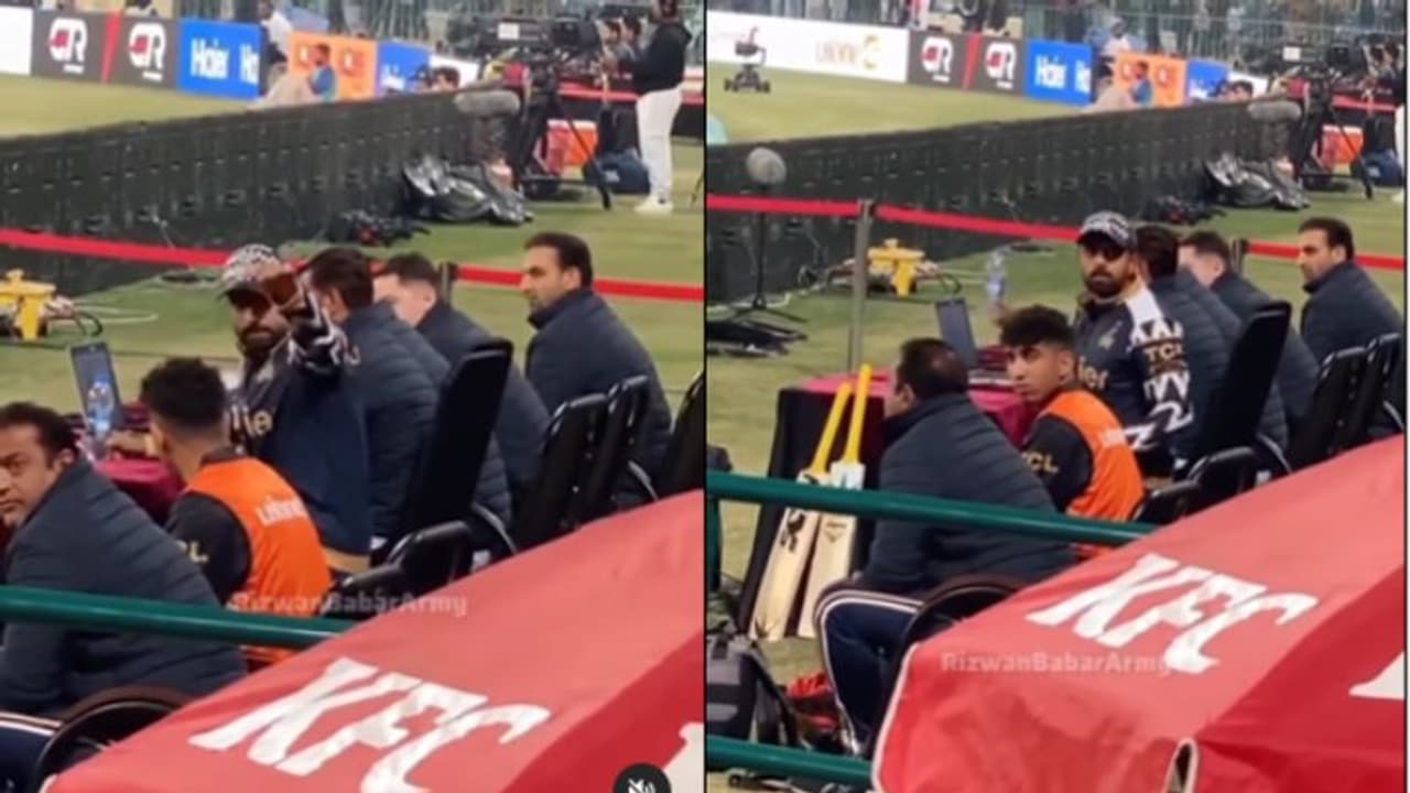 സിംബാബ്വെ മര്ദകന് എന്ന് കളിയാക്കി, പൊട്ടിത്തെറിച്ച് ബാബര് അസം, കുപ്പി വലിച്ചെറിയാന് ശ്രമം വീഡിയോ സിംബാബ്വെ മര്ദകന് എന്ന് കളിയാക്കി, പൊട്ടിത്തെറിച്ച് ബാബര് അസം, കുപ്പി വലിച്ചെറിയാന് ശ്രമം വീഡിയോ