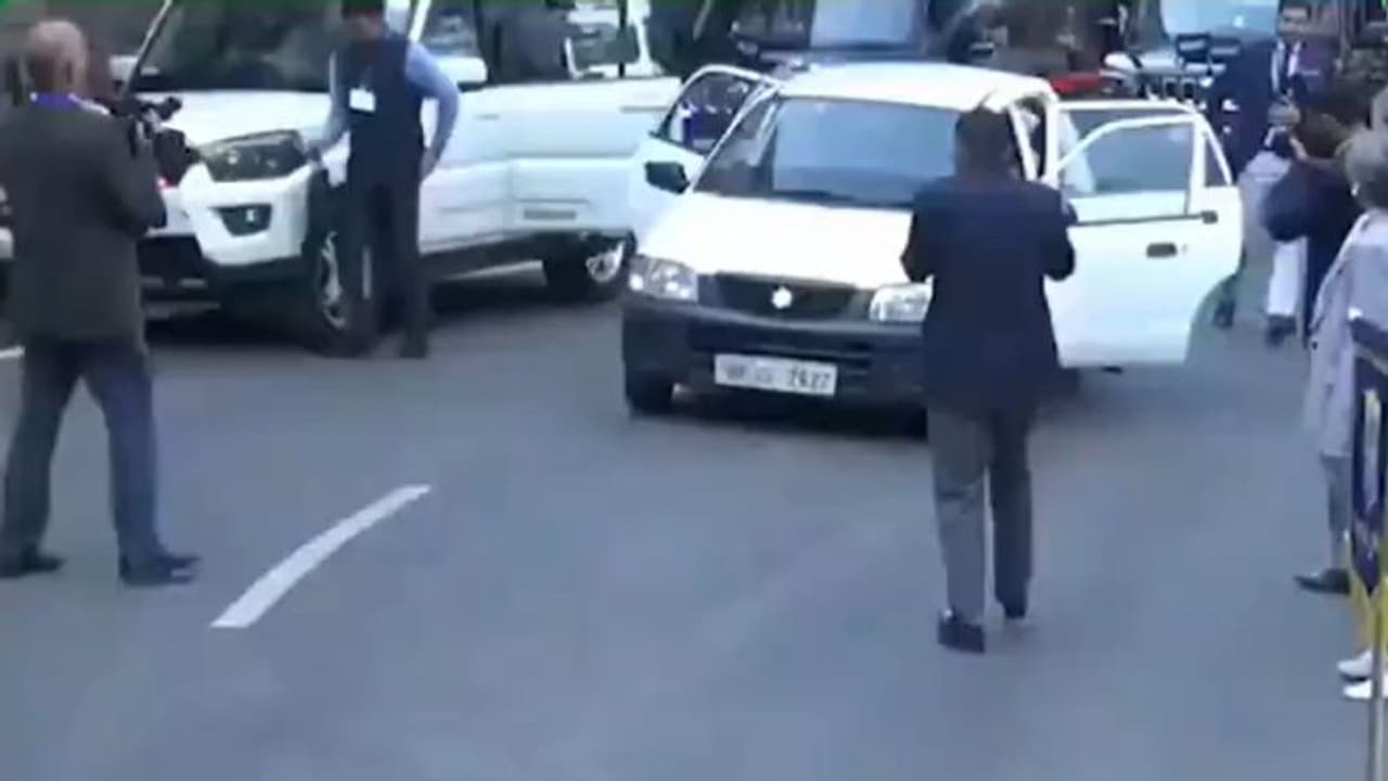 ವಿಧಾನಸಭೆಗೆ ತಮ್ಮ ಮಾರುತಿ ಅಲ್ಟೋ ಕಾರಿನಲ್ಲಿ ಆಗಮಿಸಿದ ಸರಳತೆ ಮೆರೆದ ಮುಖ್ಯಮಂತ್ರಿ! ವಿಧಾನಸಭೆಗೆ ತಮ್ಮ ಮಾರುತಿ ಅಲ್ಟೋ ಕಾರಿನಲ್ಲಿ ಆಗಮಿಸಿದ ಸರಳತೆ ಮೆರೆದ ಮುಖ್ಯಮಂತ್ರಿ!