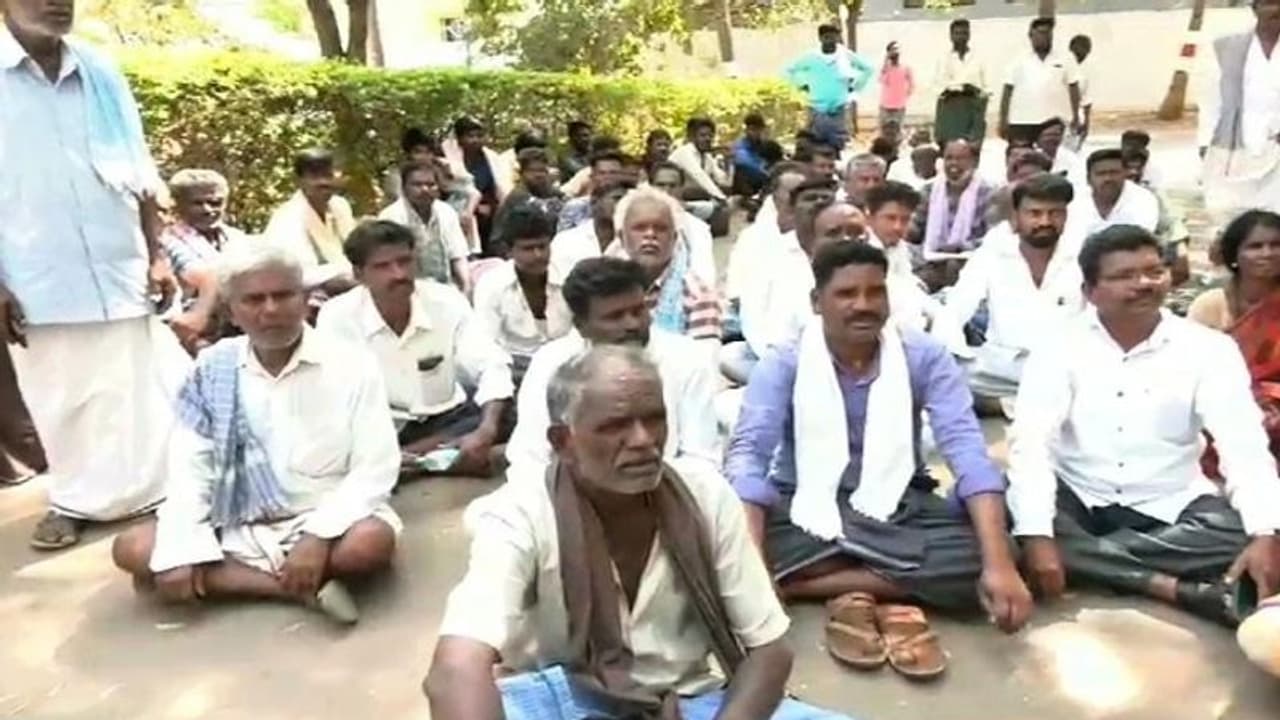 ಬೇರೆ ಹುಡುಗಿ ಜೊತೆ ಗಂಡನ ಮದುವೆ, ಮನನೊಂದು ಮಹಿಳೆ ಆತ್ಮಹತ್ಯೆ: ನ್ಯಾಯಕ್ಕಾಗಿ ಕುಟುಂಬಸ್ಥರ ಹೋರಾಟ 