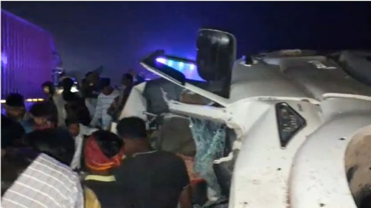 BIHAR NEWS: कैमूर में तेज रफ्तार स्कार्पियो कंटेनर से टकराई, 9 की मौत, एनएच 2 पर लगा जाम BIHAR NEWS: कैमूर में तेज रफ्तार स्कार्पियो कंटेनर से टकराई, 9 की मौत, एनएच 2 पर लगा जाम