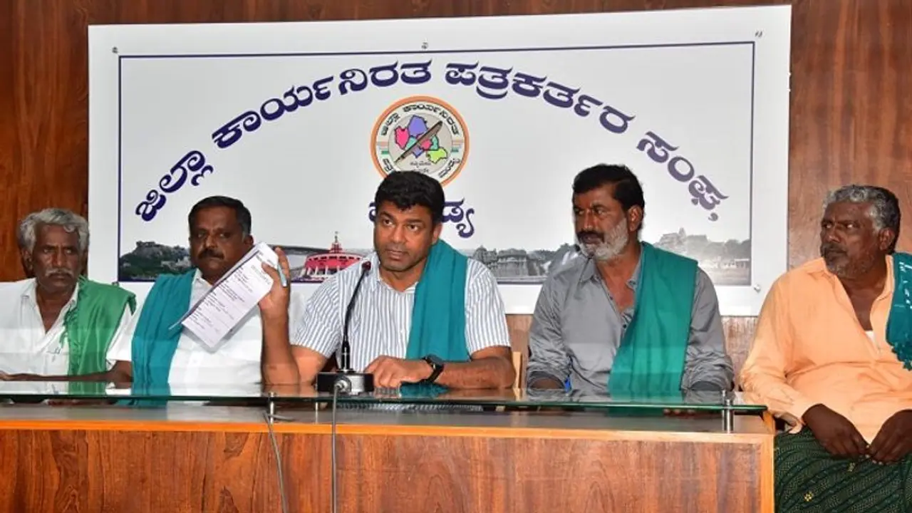ನಾನೂ ಕೂಡ ಟ್ರಯಲ್ ಬ್ಲಾಸ್ಟ್ ವಿರೋಧಿ, ಕೆಆರ್ಎಸ್ ಡ್ಯಾಂ ಕಾಪಾಡೋದೆ ನನಗೆ ಮುಖ್ಯ: ದರ್ಶನ್ ಪುಟ್ಟಣ್ಣಯ್ಯ ನಾನೂ ಕೂಡ ಟ್ರಯಲ್ ಬ್ಲಾಸ್ಟ್ ವಿರೋಧಿ, ಕೆಆರ್ಎಸ್ ಡ್ಯಾಂ ಕಾಪಾಡೋದೆ ನನಗೆ ಮುಖ್ಯ: ದರ್ಶನ್ ಪುಟ್ಟಣ್ಣಯ್ಯ