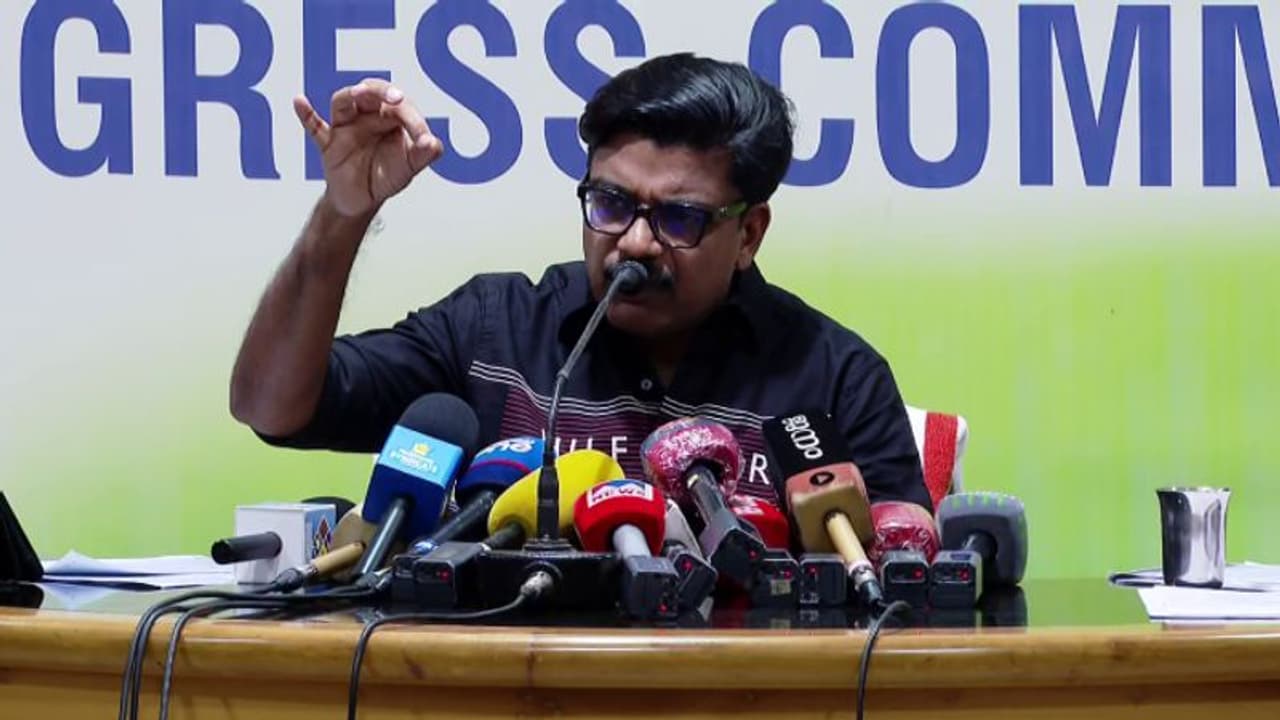 സിഎംആര്എല്ലിനായി ഭൂപരിധി നിയമത്തിൽ ഇളവിന് ഇടപെട്ടു, മാസപ്പടിയിൽ യഥാര്ത്ഥ പ്രതി മുഖ്യമന്ത്രി: മാത്യു കുഴൽനാടൻ സിഎംആര്എല്ലിനായി ഭൂപരിധി നിയമത്തിൽ ഇളവിന് ഇടപെട്ടു, മാസപ്പടിയിൽ യഥാര്ത്ഥ പ്രതി മുഖ്യമന്ത്രി: മാത്യു കുഴൽനാടൻ